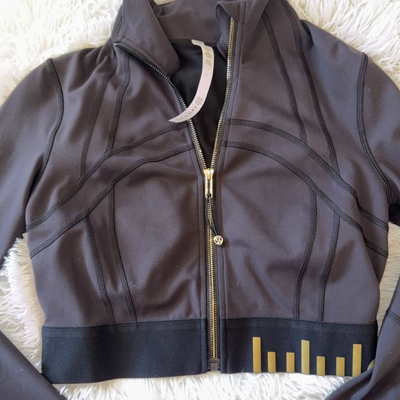 Lululemon Cropped Define Black Gold Logo Special Edition 8 - Picture 2 of 8
